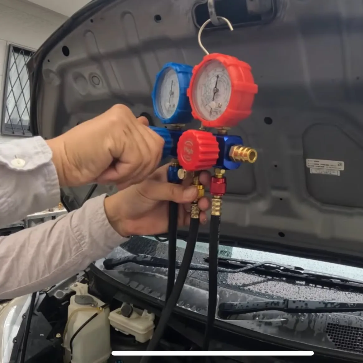 暑い夏や蒸し暑い日が続くと、カーエアコンが大活躍!でも、ちょ...